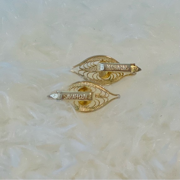 Vintage 1960s Sarah Coventry gold leaf Filigree Faux Pearl Clip-on Earrings - Picture 5 of 5